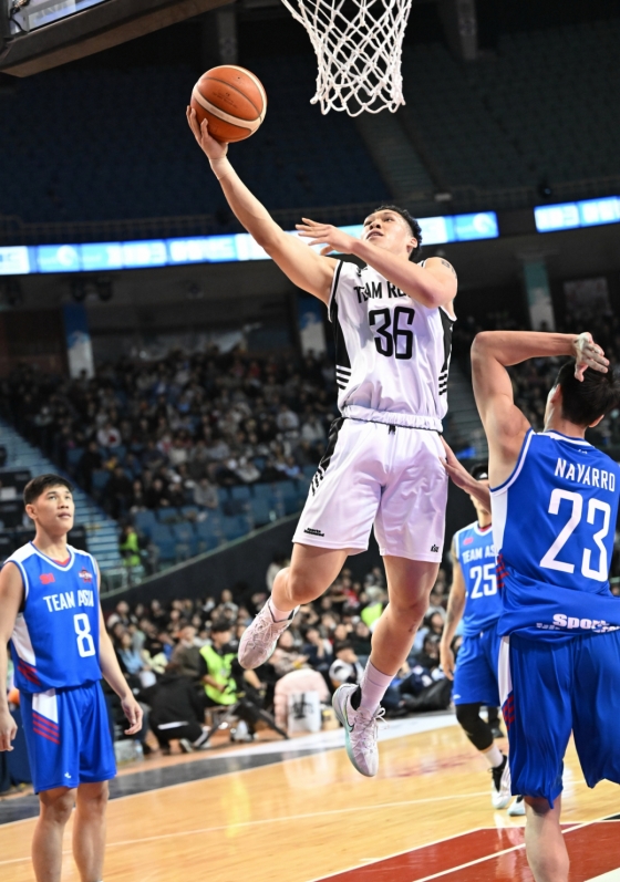 골밑슛 시도하는 에디 다니엘(왼쪽). /사진=KBL 제공