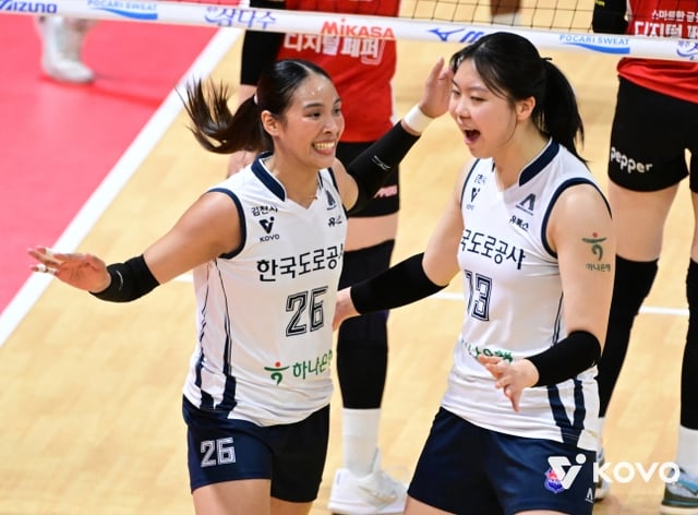 득점 후 기뻐하는 타나차(왼쪽)와 이지윤. /사진=KOVO 제공