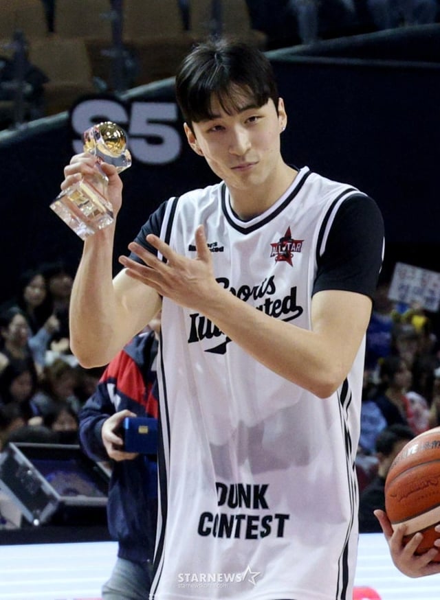 조준희가 덩크 콘테스트 우승을 차지하고 트로피를 들어올리고 있다. /사진=김진경 대기자