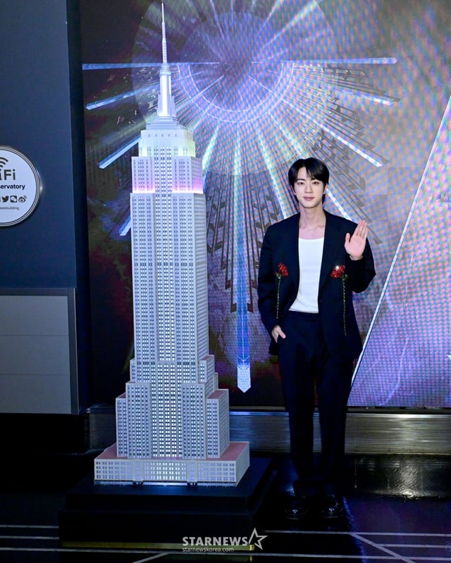 방탄소년단(BTS) 진이 2025년 5월 20일 뉴욕에서 두 번째 솔로 앨범 '에코(Echo)' 발매를 기념하며 엠파이어 스테이트 빌딩을 점등하고 있다. /AFPBBNews=뉴스1= 스타뉴스