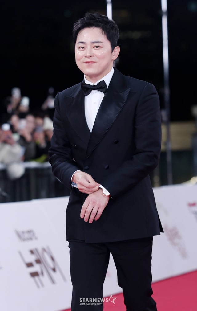 배우 조정석이 19일 서울 영등포구 여의도 KBS홀에서 진행된 '제46회 청룡영화상' 시상식 레드카펫에 참석하고 있다./2025.11.19 /사진=김휘선 hwijpg@