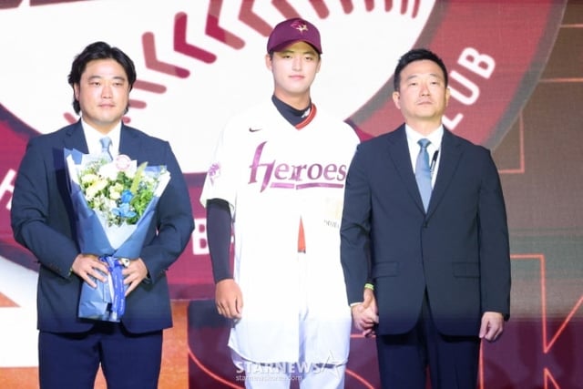 박준현의 부친 박석민(왼쪽부터), 박준현. 허승필 단장. /사진=김진경 대기자