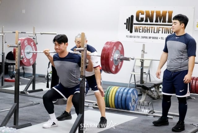 김주원(왼쪽)이 대표팀 사이판 1차 캠프에서 문현빈이 지켜보는 가운데 스쿼트를 하고 있다. /사진=강영조 선임기자