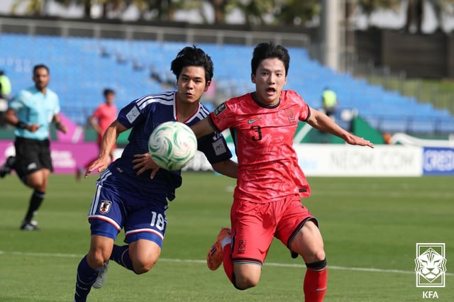 배현서(오른쪽)가 볼 경합을 펼치고 있다. /사진=대힌축구협회 제공