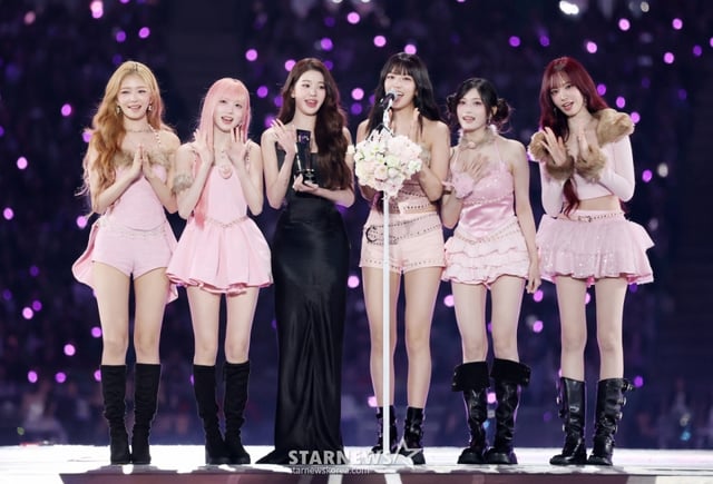 그룹 아이브가 6일 가오슝 내셔널 스타디움에서 진행된 스타뉴스 주최 '10주년 아시아 아티스트 어워즈 2025(10th Anniversary Asia Artist Awards 2025, '10주년 AAA 2025')에서 가요 부문 대상인 '올해의 노래상'을 수상한 뒤 수상소감을 전하고 있다.  /2025.12.06 /사진=김휘선 hwijpg@