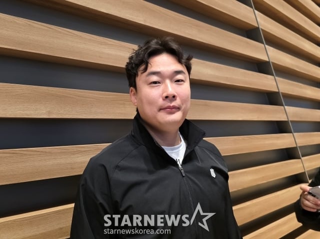 KT 한승혁이 21일 호주 스프링캠프 출국을 앞두고 인천국제공항에서 취재진과 인터뷰에 응하고 있다. /사진=김동윤 기자