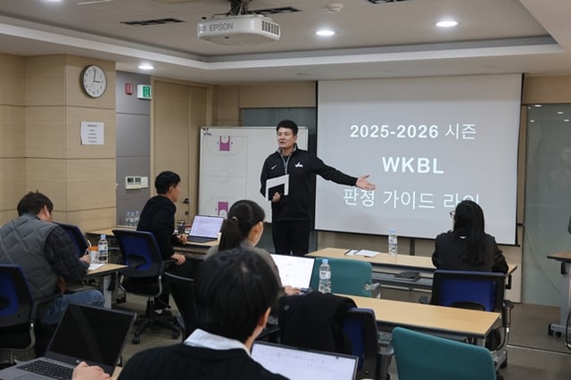 판정 가이드 라인 설명회를 갖고 있는 김영만 본부장. /사진=WKBL