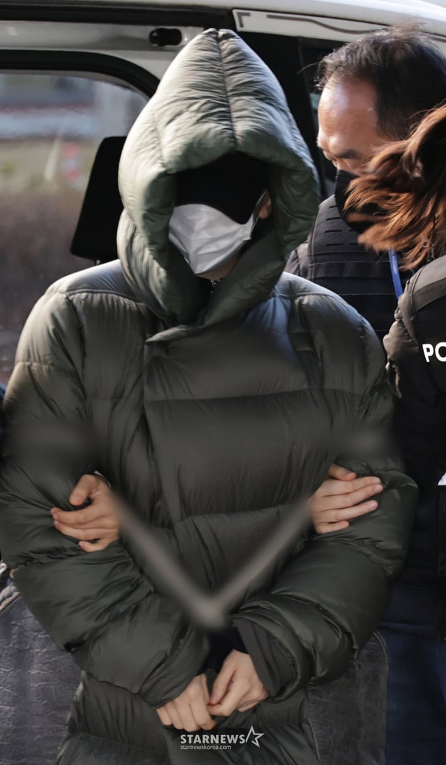 (안양=뉴스1) 김영운 기자 = 마약 혐의로 경찰 수사 대상에 오른 상황에서 해외로 도피했다가 체포된 남양유업 창업주의 외손녀 황하나 씨가 26일 경기 안양시 동안구 수원지방법원 안양지원에서 열린 구속 전 피의자 심문(영장실질심사)에 출석하고 있다. (공동취재) 2025.12.26/뉴스1 Copyright © 뉴스1. All rights reserved. 무단 전재 및 재배포, AI학습 이용 금지. /사진=(안양=뉴스1) 김영운 기자