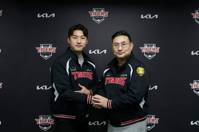 홍건희(왼쪽)와 심재학 단장이 계약을 체결한 뒤 기념 사진 촬영을 하고 있다. /사진=KIA 타이거즈 제공
