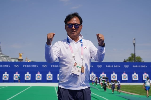 Recurve Hong Seung-jin, national archery coach for the Korean national team. /Photo = Courtesy of the Korean Archery Association