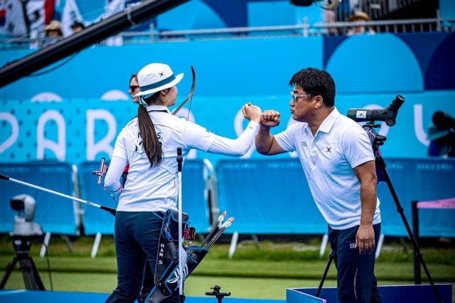 Korean national archery team coach Yang Chang-hoon (right). /Photo = Courtesy of the Korean Archery Association