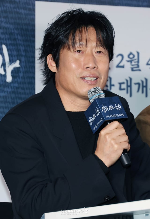 배우 유해진이 21일 오후 서울 강남구 메가박스 코엑스에서 진행된 영화 '왕과 사는 남자' 언론배급시사회 및 기자간담회에 참석해 질문에 답하고 있다. 1457년 청령포, 마을의 부흥을 위해 유배지를 자처한 촌장과 왕위에서 쫓겨나 유배된 어린 선왕의 이야기 '왕과 사는 남자'는 내달 4일 개봉한다. /2026.01.21 /사진=이동훈 photoguy@