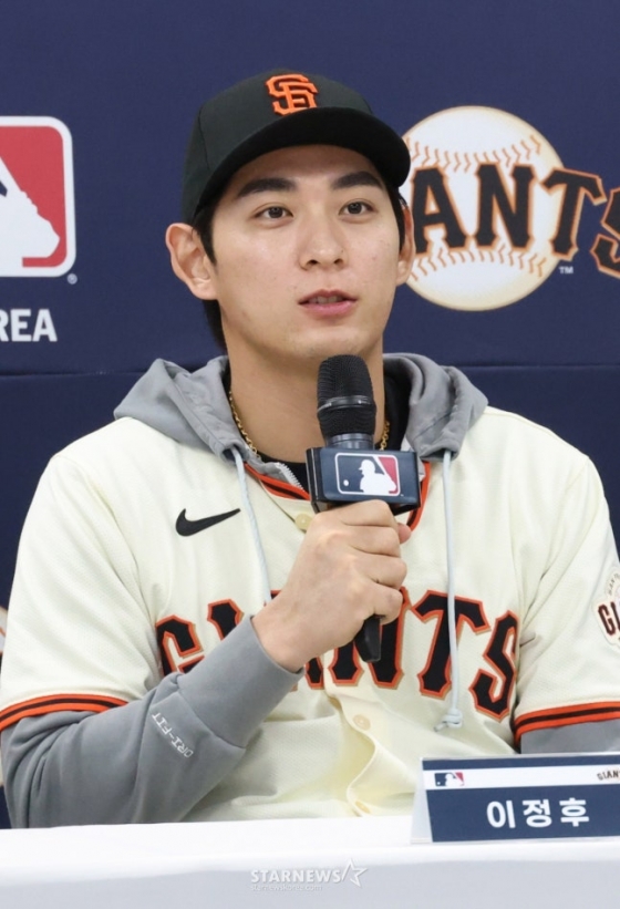 취재진의 질문에 답하고 있는 이정후. /사진=김진경 대기자