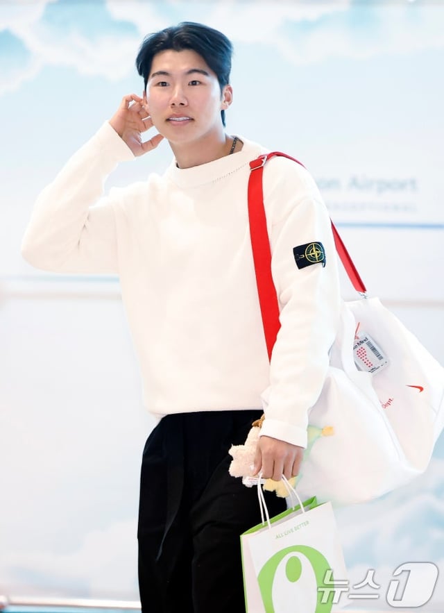 메이저리그(MLB) LA 다저스에서 뛰는 김혜성이 21일 오후 인천국제공항 2터미널에 도착하고 있다. /사진=뉴스1