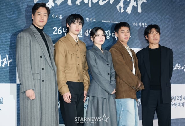 배우 유지태, 김민, 전미도, 박지훈, 유해진이 21일 오후 서울 강남구 메가박스 코엑스에서 진행된 영화 '왕과 사는 남자' 언론배급시사회 및 기자간담회에 참석해 질문에 답하고 있다.  1457년 청령포, 마을의 부흥을 위해 유배지를 자처한 촌장과 왕위에서 쫓겨나 유배된 어린 선왕의 이야기 '왕과 사는 남자'는 내달 4일 개봉한다. /2026.01.21 /사진=이동훈 photoguy@