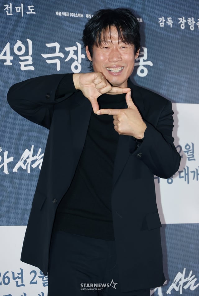 배우 유해진이 21일 오후 서울 강남구 메가박스 코엑스에서 진행된 영화 '왕과 사는 남자' 언론배급시사회 및 기자간담회에 참석해 질문에 답하고 있다.  1457년 청령포, 마을의 부흥을 위해 유배지를 자처한 촌장과 왕위에서 쫓겨나 유배된 어린 선왕의 이야기 '왕과 사는 남자'는 내달 4일 개봉한다. /2026.01.21 /사진=이동훈 photoguy@