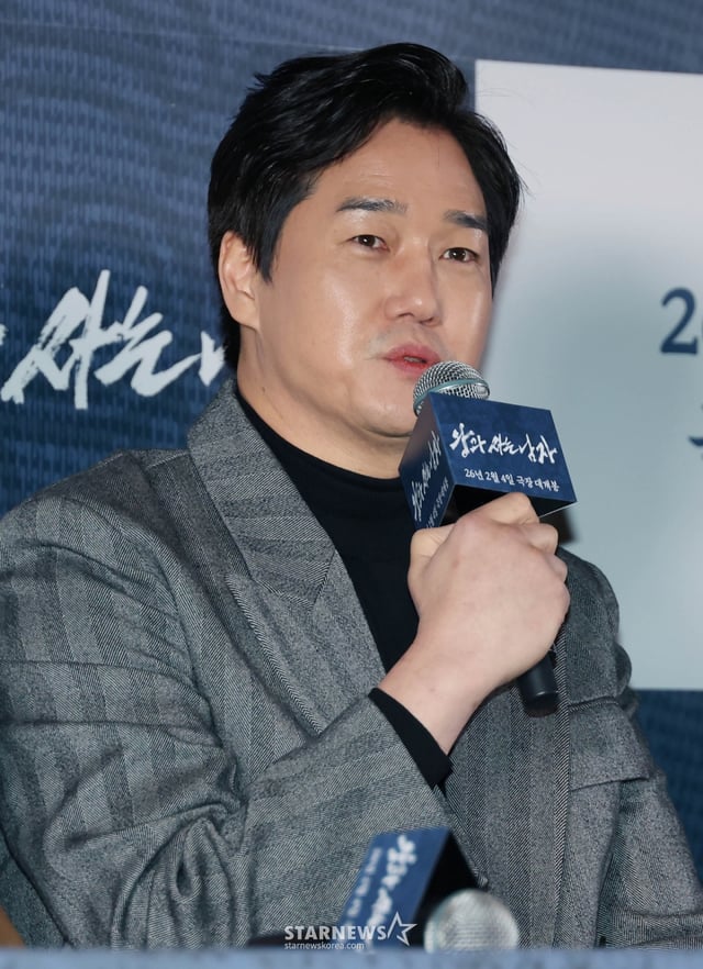배우 유지태가 21일 오후 서울 강남구 메가박스 코엑스에서 진행된 영화 '왕과 사는 남자' 언론배급시사회 및 기자간담회에 참석해 질문에 답하고 있다.  1457년 청령포, 마을의 부흥을 위해 유배지를 자처한 촌장과 왕위에서 쫓겨나 유배된 어린 선왕의 이야기 '왕과 사는 남자'는 내달 4일 개봉한다. /2026.01.21 /사진=이동훈 photoguy@