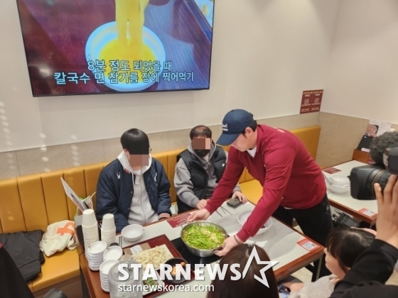 하주석(오른쪽)이 팬들을 초청한 행사에서 음식을 서빙하고 있다. /사진=안호근 기자