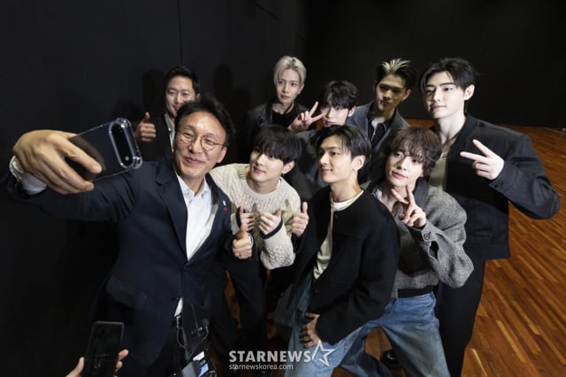 (서울=뉴스1) 청사사진기자단,임세영 기자 = 김민석 국무총리가 21일 오후 문화컨텐츠 현장방문의 일정으로 용산구 하이브를 방문해 KPOP 보이그룹 엔하이픈과 셀카를 찍고 있다. 2026.1.21/뉴스1 Copyright © 뉴스1. All rights reserved. 무단 전재 및 재배포, AI학습 이용 금지. /사진=(서울=뉴스1) 청사사진기자단,임세영 기자