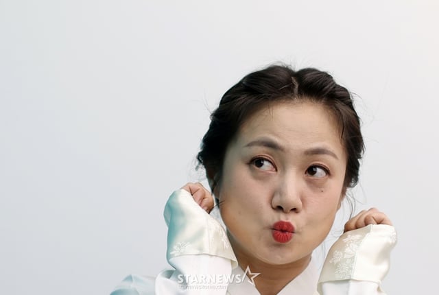(서울=뉴스1) 오대일 기자 = 코미디언 박나래가 서울 종로구 뉴스1 사옥에서 열린 인터뷰에 앞서 한복을 곱게 차려입고 새해 인사를 전하고 있다. 2025.1.25/뉴스1 Copyright © 뉴스1. All rights reserved. 무단 전재 및 재배포, AI학습 이용 금지. /사진=(서울=뉴스1) 오대일 기자