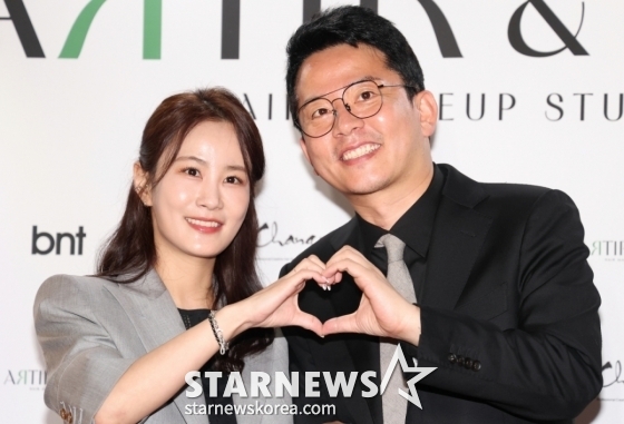 (서울=뉴스1) 권현진 기자 = 개그맨 김지민, 김준호 예비부부가 22일 서울 강남구 한 카페에서 열린 ‘아티르 & 아르즈’ 오프닝 행사에 참석해 포즈를 취하고 있다. 2025.4.22/뉴스1 Copyright © 뉴스1. All rights reserved. 무단 전재 및 재배포, AI학습 이용 금지. /사진=(서울=뉴스1) 권현진 기자