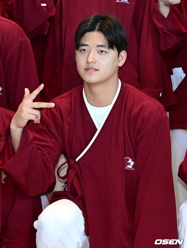 출국을 앞두고 단체 촬영에 임하고 있는 박준현. 