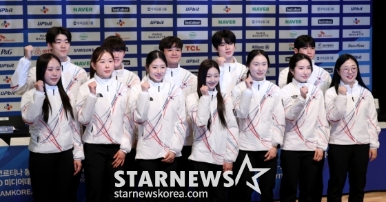  2026 밀라노·코르티나담페초 동계올림픽에 출전하는 한국 대표팀 선수들이 지난 7일 충북 진천 국가대표선수촌에서 열린 올림픽 D-30 미디어데이에서 기념 촬영하고 있다. /사진=강영조 선임 기자