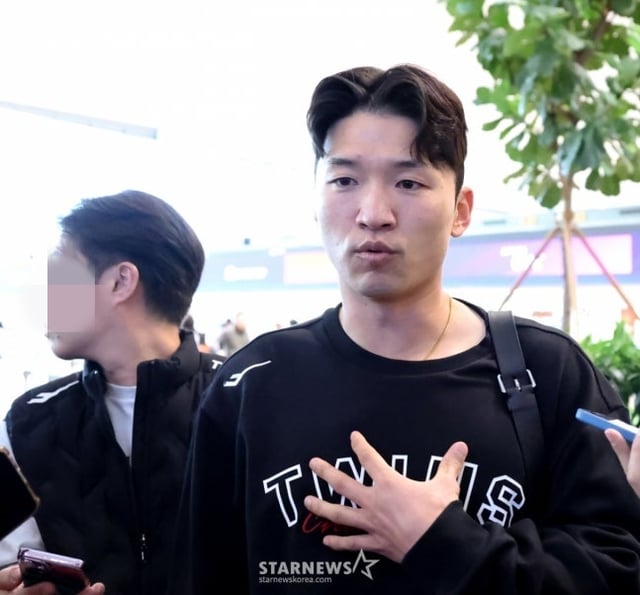 LG captain Park Hae-min is interviewing reporters before leaving for the U.S., LG Twins' training site, through Incheon International Airport on the 22nd. /Photo = Senior Reporter Kang Young-jo