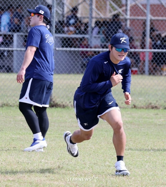 Kim Do-young (right) of the national team is training for running at the 2026 KBO Saipan camp. /Photo = Senior Reporter Kang Young-jo