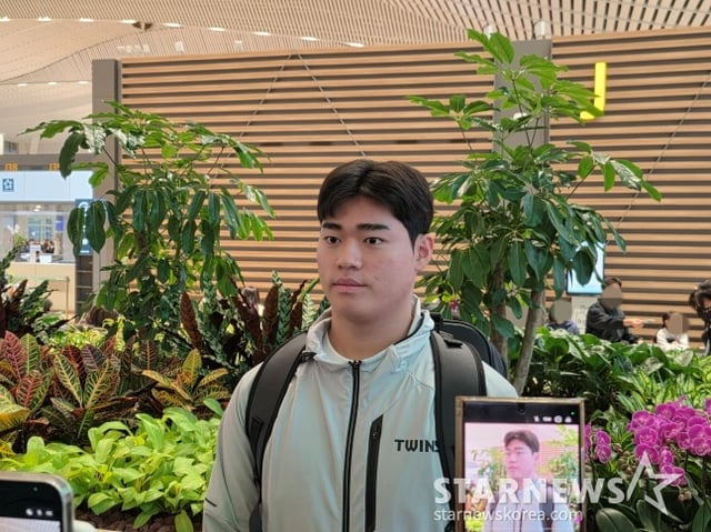 LG 신인 박준성이 22일 2026 스프링캠프 출국 전 인천국제공항에서 취재진과 인터뷰에 응하고 있다. /사진=김동윤 기자