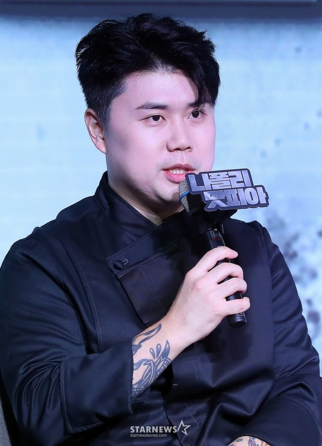 나폴리 맛피아가 7일 오전 서울 마포구 호텔 나루 서울 엠갤러리에서 진행된 넷플릭스 예능 '흑백요리사: 요리 계급 전쟁' TOP8 기자간담회에 참석해 인사말을 하고 있다. 2024.10.07 /사진=김창현 기자