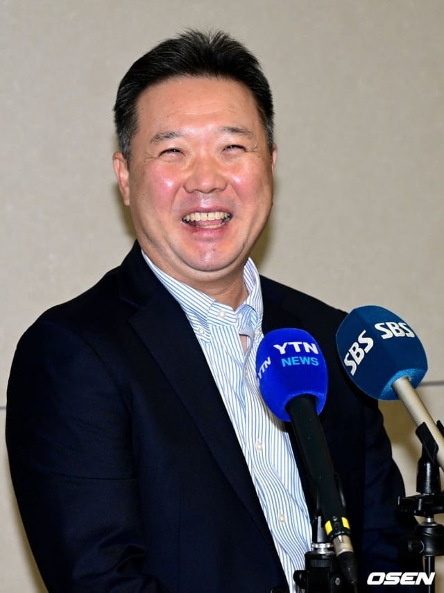 인터뷰하며 웃음 짓고 있는 박진만 감독.