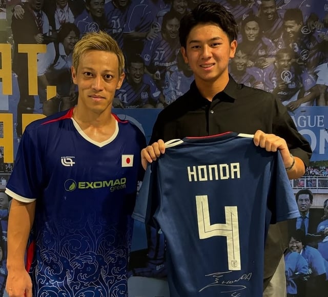 일본 축구 레전드 혼다 게이스케(왼쪽)와 일본 U-23 대표팀 주축 골키퍼 아라키 루이. /사진=아라키 루이 개인 사회관계망서비스(SNS)