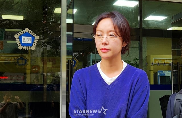 (제주=뉴스1) 강승남 기자 = 배우 황정음이 25일 제주시 이도2동 제주지방법원에서 취재진 질문에 대답하고 있다. 제주지법 제2형사부는 이날 열린 선고공판에서 특정경제범죄 가중 처벌 등에 관한 법률 위반(횡령) 혐의를 받은 황 씨에게 징역 2년에 집행유예 4년을 선고했다. 2025.9.25/뉴스1 Copyright © 뉴스1. All rights reserved. 무단 전재 및 재배포, AI학습 이용 금지. /사진=(제주=뉴스1) 강승남 기자