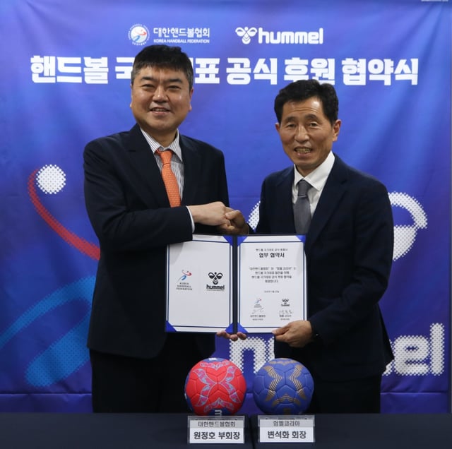 핸드볼 국가대표 공식 후원 협약식에서 원정호(왼쪽) 협회 부회장과 험멜코리아 변석화 회장이 악수를 나누고 있다. /사진=대한핸드볼협회 제공