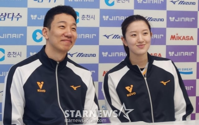 シン·ヨンソク(左)とイ·ダヒョンが25日、Vリーグオールスター戦でセレモニー賞を受賞した後、インタビューをしている。 /写真=アン·ホグン記者