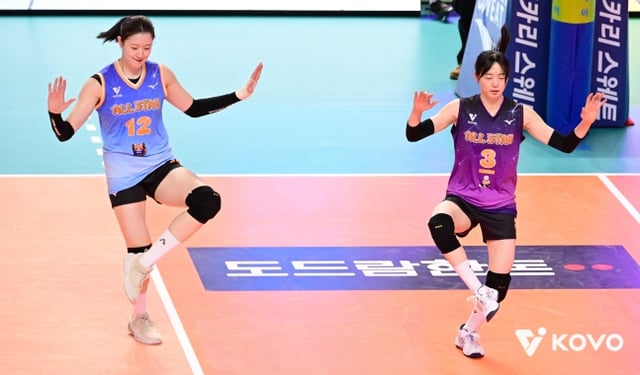 イ·ダヒョン(左)がキム·ダインと一緒にショートフォームコンテンツパフォーマンスを繰り広げている。 /写真=KOVO提供