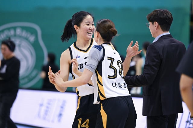 송윤하(왼쪽)가 25일 오후 4시 부천체육관에서 열린 BNK금융 2025~2026 여자프로농구 정규리그 4라운드 경기 중 미소짓고 있다. /사진=WKBL 제공