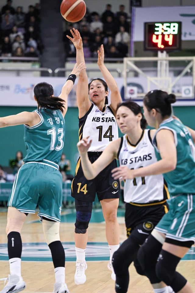 송윤하(왼쪽에서 두 번째)가 25일 오후 4시 부천체육관에서 열린 BNK금융 2025~2026 여자프로농구 정규리그 4라운드 경기 중 점프슛을 시도하고 있다. /사진=WKBL 제공