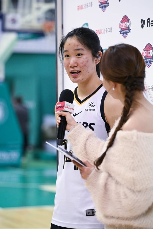 송윤하(왼쪽)가 25일 오후 4시 부천체육관에서 열린 BNK금융 2025~2026 여자프로농구 정규리그 4라운드 경기가 끝난 뒤 인터뷰하고 있다. /사진=WKBL 제공