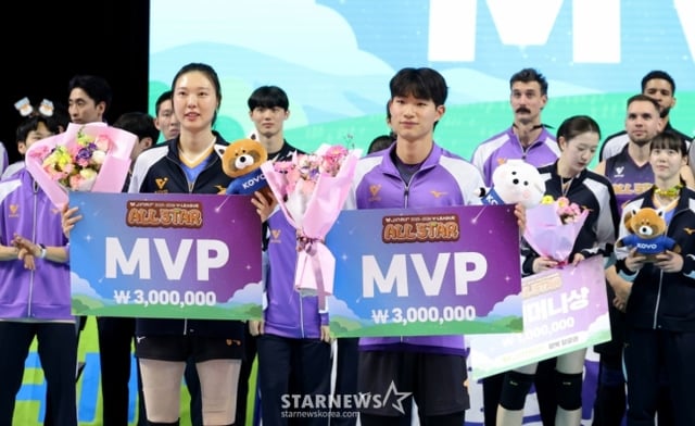 양효진(왼쪽)이 V리그 올스타전에서 김우진과 함께 MVP를 수상하고 있다. /사진=강영조 선임기자