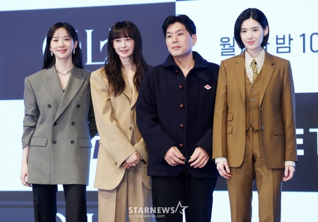배우 이청아, 이나영, 박건호 감독, 배우 정은채가 26일 서울 구로구 더세인트에서 진행된 ENA 월화드라마 '아너 : 그녀들의 법정' 제작발표회에서 포즈를 취하고 있다. /2026.01.26 /사진=김휘선 hwijpg@