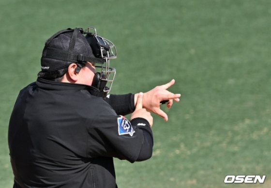 유덕형 KBO 심판위원이 2024년 3월 이천 베어스파크에서 열린 2024 시범경기 도중 피치 클락 위반을 경고하고 있다.
