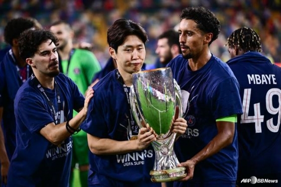 Lee Kang-in (center) holds the trophy after winning the 2025 UEFA Super Cup at Blue Energy Stadium in Italy in October. /AFPBBNews=News1