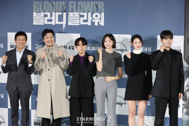 배우 성동일, 신승환, 한윤선 감독, 배우 금새록, 정소리, 려운이 27일 오전 서울 CGV용산아이파크몰에서 진행된 디즈니+ 오리지널 시리즈 '블러디 플라워' 제작발표회에 참석해 포즈를 취하고 있다.  모든 불치병을 치료할 수 있는 능력을 가진 연쇄살인범을 둘러싼 사람들의 이야기를 그린 미스터리 스릴러 '블러디 플라워'는 내달 4일 공개된다. /2026.01.27 /사진=이동훈 photoguy@