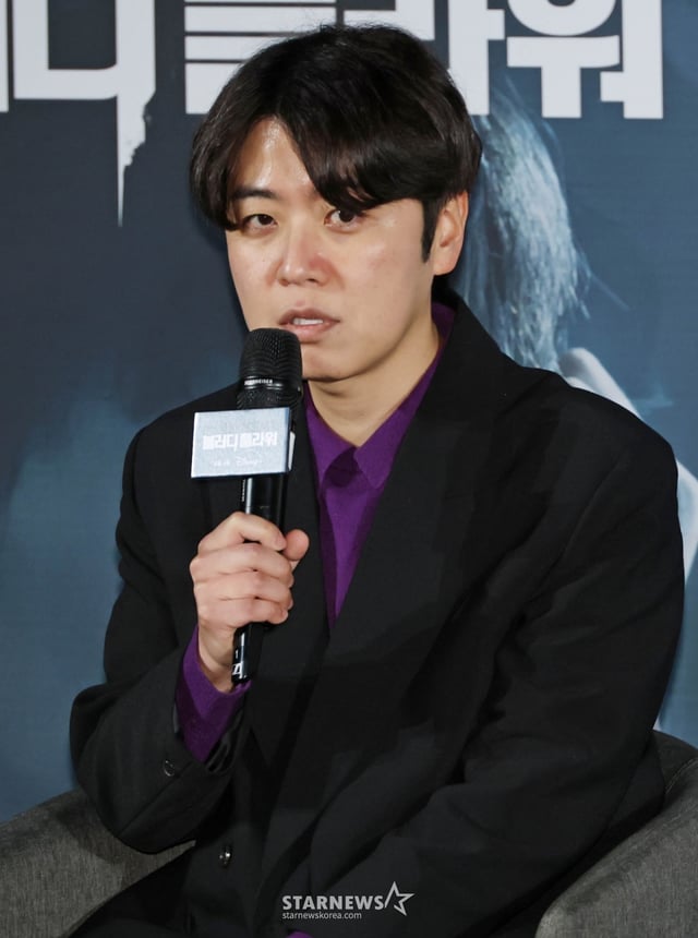 한윤선 감독이 27일 오전 서울 CGV용산아이파크몰에서 진행된 디즈니+ 오리지널 시리즈 '블러디 플라워' 제작발표회에 참석해 질문에 답하고 있다.  모든 불치병을 치료할 수 있는 능력을 가진 연쇄살인범을 둘러싼 사람들의 이야기를 그린 미스터리 스릴러 '블러디 플라워'는 내달 4일 공개된다. /2026.01.27 /사진=이동훈 photoguy@