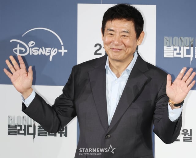 배우 성동일이 27일 오전 서울 CGV용산아이파크몰에서 진행된 디즈니+ 오리지널 시리즈 '블러디 플라워' 제작발표회에 참석해 포즈를 취하고 있다. 모든 불치병을 치료할 수 있는 능력을 가진 연쇄살인범을 둘러싼 사람들의 이야기를 그린 미스터리 스릴러 '블러디 플라워'는 내달 4일 공개된다. /2026.01.27 /사진=이동훈 photoguy@