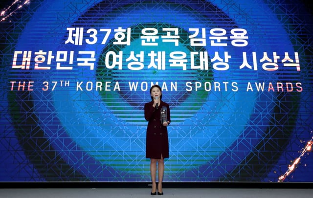 김가영이 26일 열린 '제37회 윤곡 김운용 여성체육대상'에서 대상 수상 후 소감을 전하고 있다. /사진=PBA 제공
