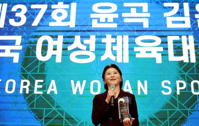 김가영이 26일 열린 '제37회 윤곡 김운용 여성체육대상'에서 대상 수상 후 소감을 전하고 있다. /사진=PBA 제공