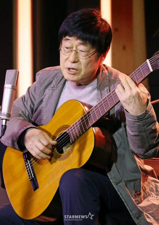 가수 김창완이 27일 오후 서울 종로구 팡타캐라지에서 진행된 싱글 'Seventy' 발매 기자간담회에서 참석자들에게 노래선물을 하고 있다.  이번 싱글에는 'Seventy'와 유쾌한 정서의 팝록 '사랑해'가 수록됐다. /2026.01.27 /사진=이동훈 photoguy@